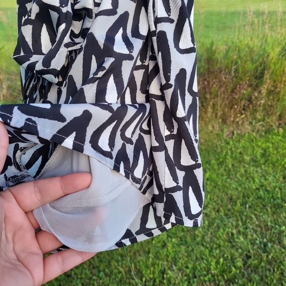 BCBGeneration belted black grey white Triangle print ruffled sleeveless romper - Picture 5 of 9